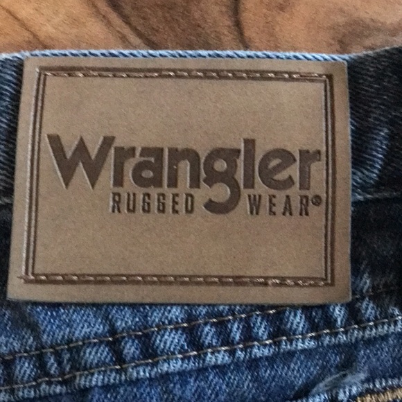 Wrangler men’s medium weight jeans. Great condition!! - Picture 2 of 3